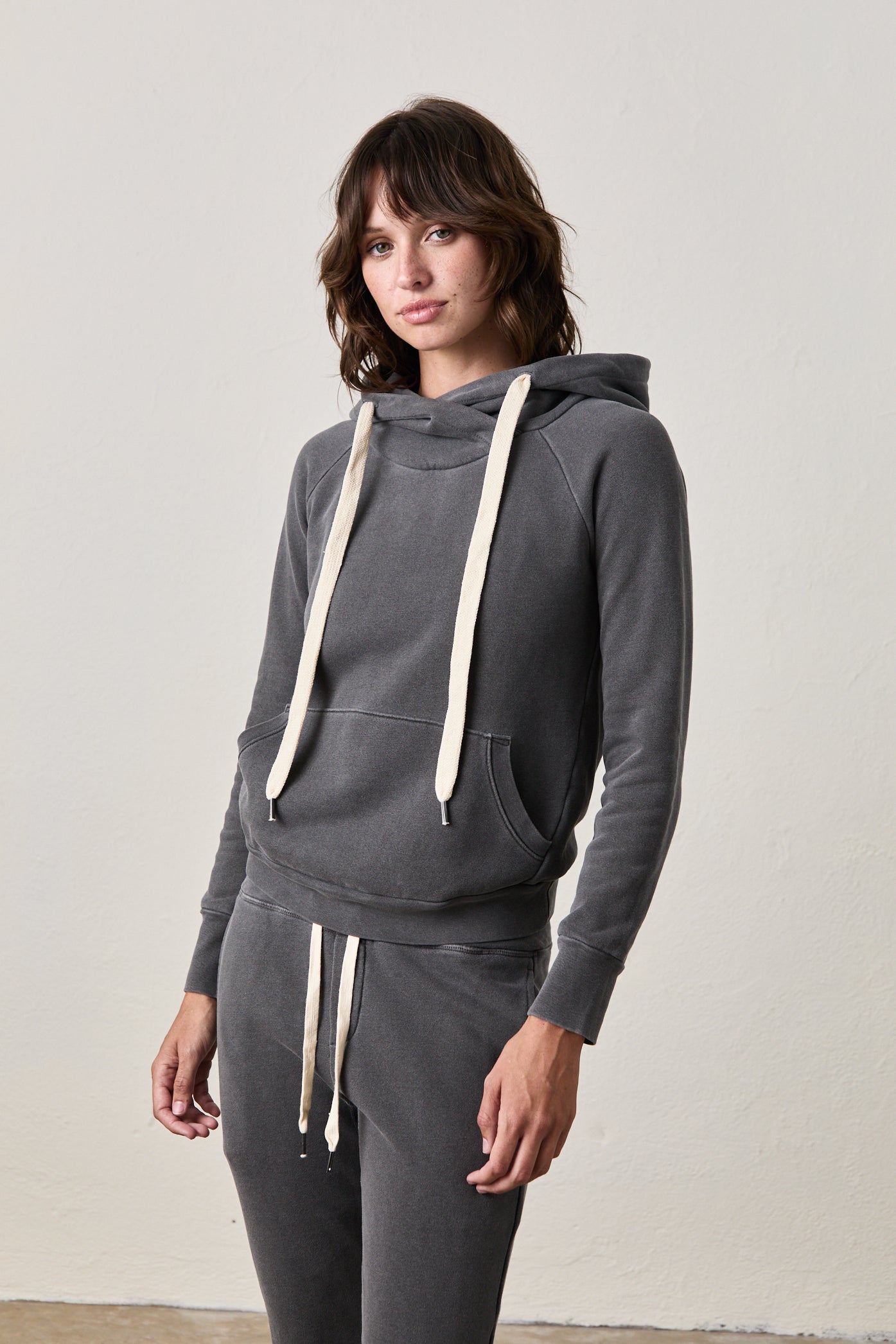 LISSE FITTED PULLOVER HOODY / PIGMENT BLACK